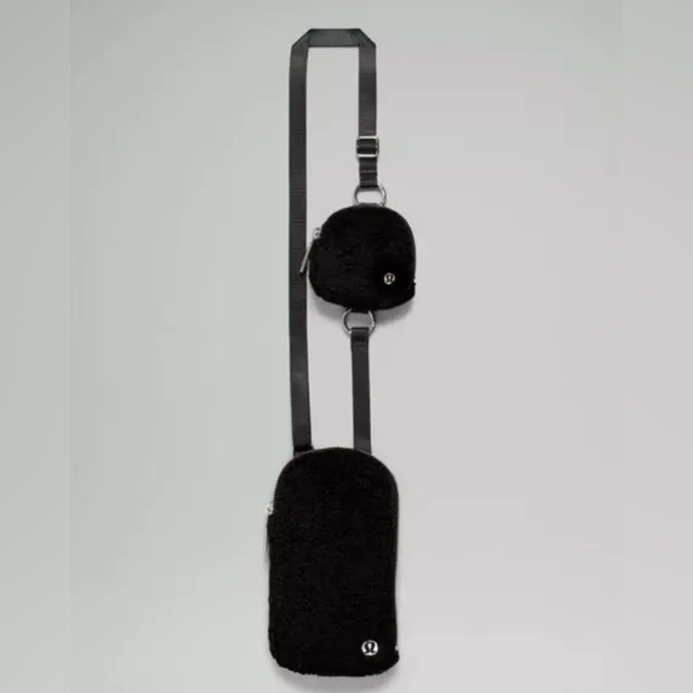 LULU LEMON MODULAR PHONE CROSS BODY IN BLACK SHERPA